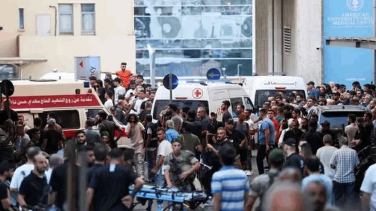 Ambulance membaa korban ledakan kedua alat-alat komunikasi di Lebanan. (Aljazeera)