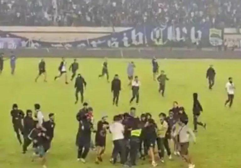 usuh suporter saat pertandingan Persija Jakarta vs Persib Bandung. (Istimewa)
