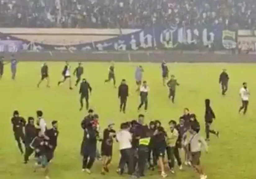 20240927 - Rusuh suporter saat pertandingan Persija Jakarta vs Persib Bandung. (Istimewa) usuh suporter saat pertandingan Persija Jakarta vs Persib Bandung. (Istimewa)