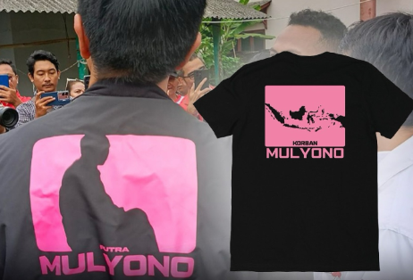 Kaeang Pangarep mengenakan rompi bertuliskan Putra Mulyono dibalas warganet dengan kaus bertuliskan Korban Mulyono (Net)