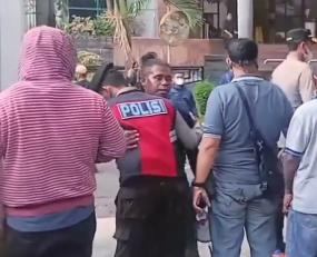 20241002 - Polisi merangkul pria yang melakukan pembubaran acara FTA. (TikTok).png