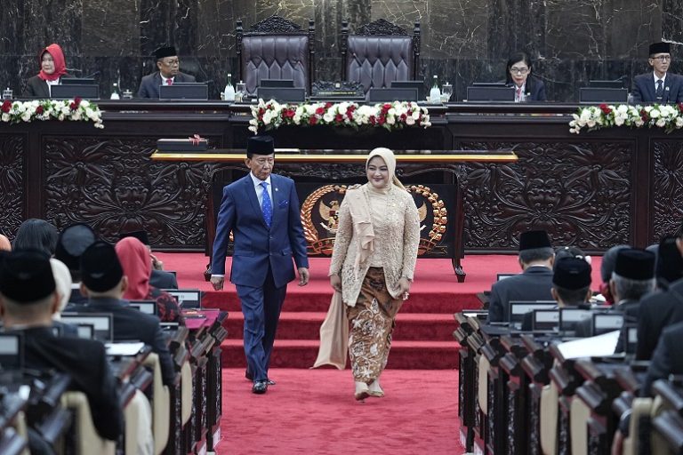 Pimpinan Sementara DPR RI Guntur Sasono dan Wakil Pimpinan Sementara DPR RI Annisa M.A. Mahesa bersiap mengikuti pengucapan sumpah janji anggota DPR periode 2024-2029.-1