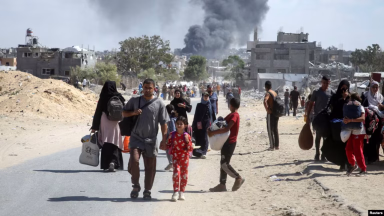 Pengungsi Palestina tidak tahu kemana tempat dituju karena semua tempat pengungsian dihancurkan Israel. (Reuters)