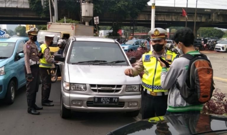 Anggota Satlantas melakukan pemeriksaan kelengkapan kendaraan bermotor saat Operasi Zebra. (Istimewa)