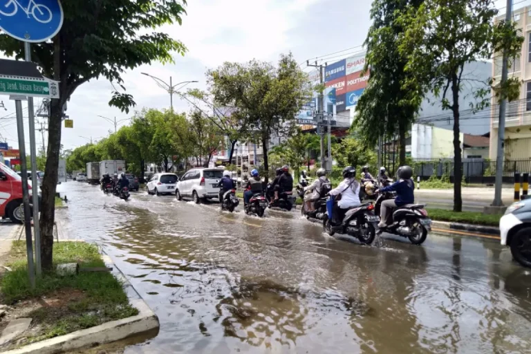 Banjir akibat buruknya drainase menjadi permasalahan yang tak kunjung selesai di Kota Banjarmasin. )Net)