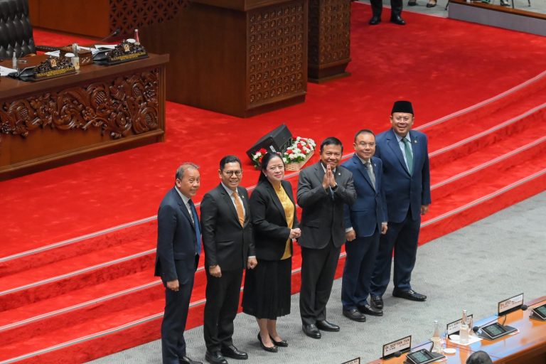 Foto bersama Pimpinan DPR usai persetujuan Muhammad Herindra (tengah) sebagai Kepala Badan Inteligen Negar. (Parlementaria)