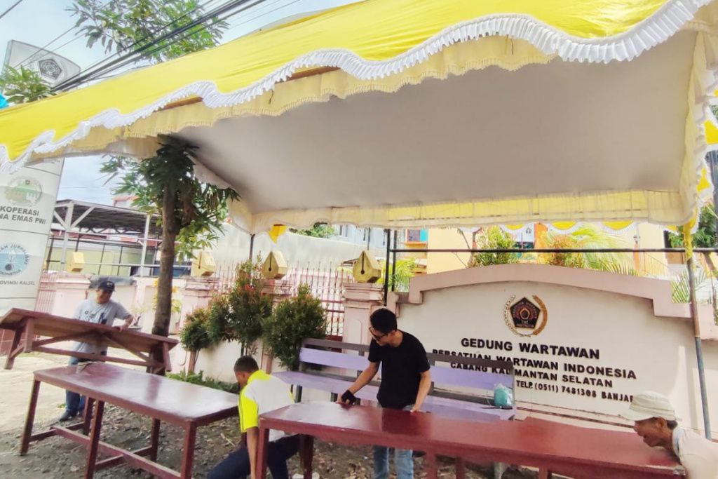 04012024 - PWI Kalsel mempersiapkan rest area untuk jemaah haul Guru Sekumpul di Banua Anyar, Sabtu. (PWI Kalsel) PWI Kalsel mempersiapkan rest area untuk jemaah haul Guru Sekumpul di Banua Anyar, Sabtu. (PWI Kalsel)