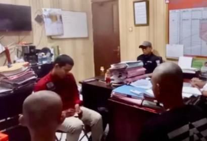 Dua pelajar (kepala plontos) menjalani pemeriksaan di Satreskrim Polres Balangan. (Humas Polres Balangan)