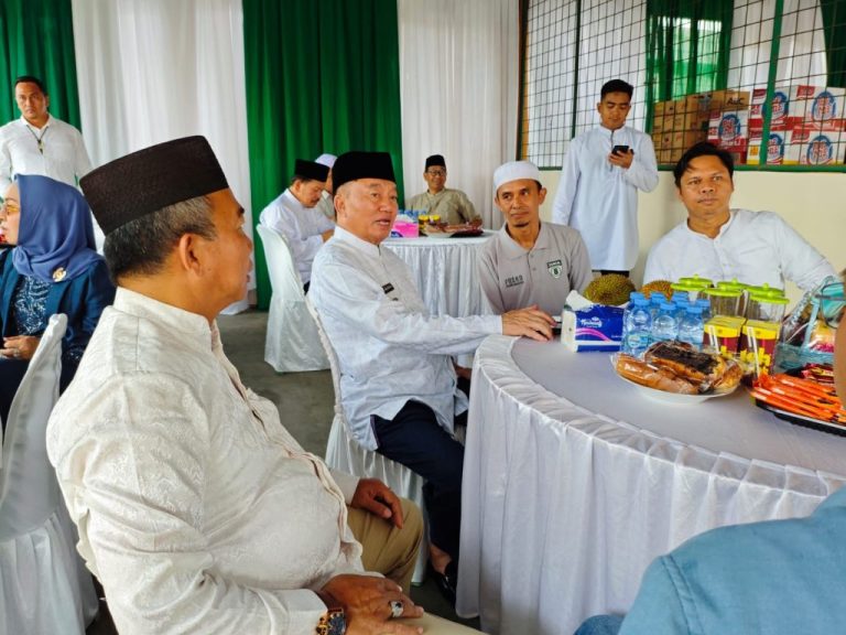 Gubernur H. Muhidin, memantau salah satu posko yang dirikan Pemprov Kalsel untuk melayani jamaah haul Guru Sekumpul. (Diskominfo MC Kalsel)