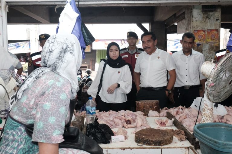 Satgas Pangan Polda Kalsel monitoring ke Pasar Sentra Antasari Banjarmasin. (Tribrata Polda Kalsel)
